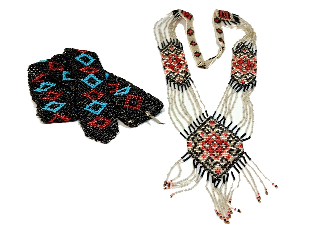 A LOT OF VINTAGE NATIVE AMERICAN BEADWORK NECKLACE AND BELT (1 of 3)