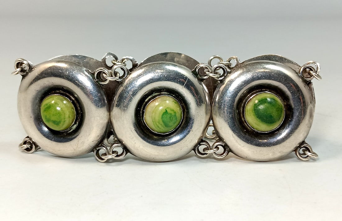 A FABULOUS LARGE EARLY MEXICO SILVER BRACELET GREEN STONES 7" 58 GRAMS (1 of 5)