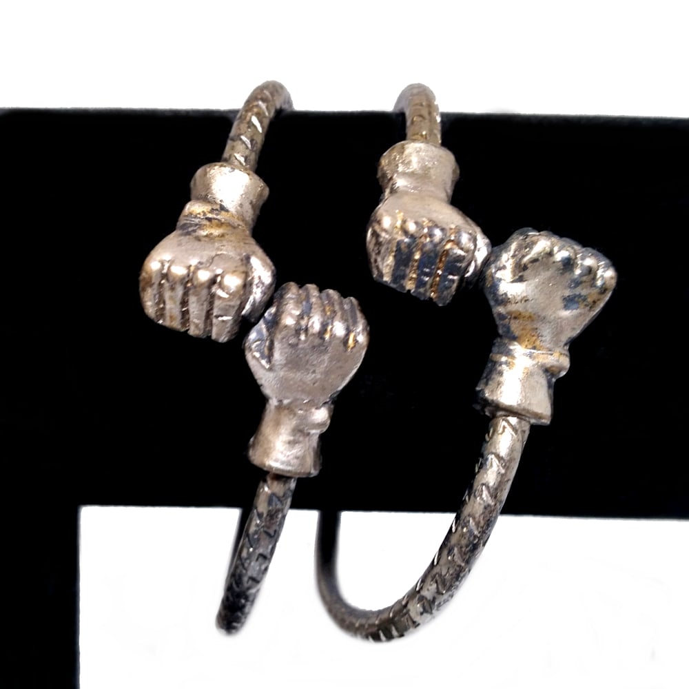LOT OF 2 GREAT VINTAGE STERLING BRACELETS 73 GRAMS FISTS MOTIF (1 of 6)