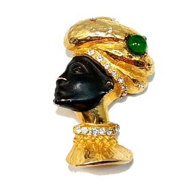 AN EXQUISITE VINTAGE BROOCH DEPICTING A TURBANED BLACKAMOOR FIGURAL