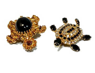 A WONDERFUL LOT OF 2 VINTAGE RHINESTONE TURTLE BROOCH