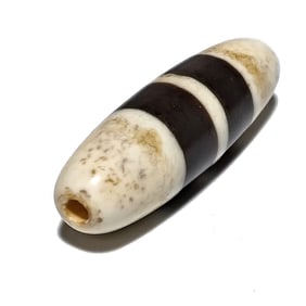 A VERY FINE RARE SINO TIBETAN AGATE DZI BEAD WIDE LINES CONTRAST 38MM