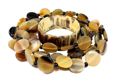 A FANTASTIC 60" LONG HORN NECKLACE AND BRACELET