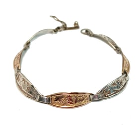 AN ANTIQUE BRACELET MARKED 18K GOLD AND 950 SILVER FROM PERU