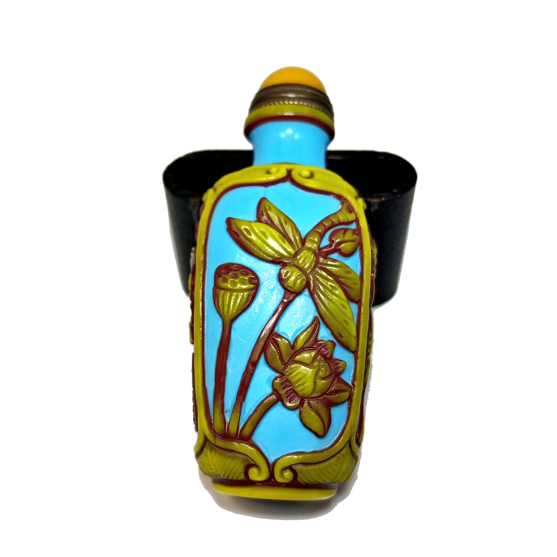 BEAUTIFUL CHINESE SNUFF BOTTLE 4 PANELS QIANLONG SEAL: THE BEAUTIFUL CHINESE SNUFF BOTTLE IS SO WELL CARVED IN THREE LAYERS OF COLOR. THE DETAIL IS EXQUISITE. THE BOTTLE FEATURES 4 PANELS WITH DIFFERENT IMAGES. IT IS 3 INCHES LONG. IT BEARS A QIANLONG SEA