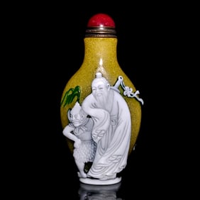 FINE CHINESE PEKING GLASS SNUFF BOTTLE MYTHICAL CHARACTERS YELLOW