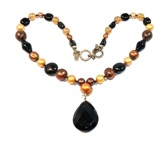 A BEAUTIFUL  NECKLACE OF ONYX PEARLS AND SMOKEY QUARTZ 16"