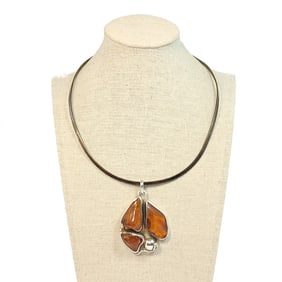 A VINTAGE STERLING NECKLACE WITH A BALTIC AMBER PENDANT