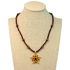 A BEAUTIFUL VINTAGE NECKLACE OF FACETED NATURAL GARNETS 16"