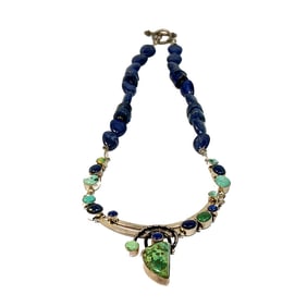 AN IMPRESSIVE NECKLACE OF LAPIS LAZULI AND TURQUOISE SET IN SILVER 21"  96 GRAMS
