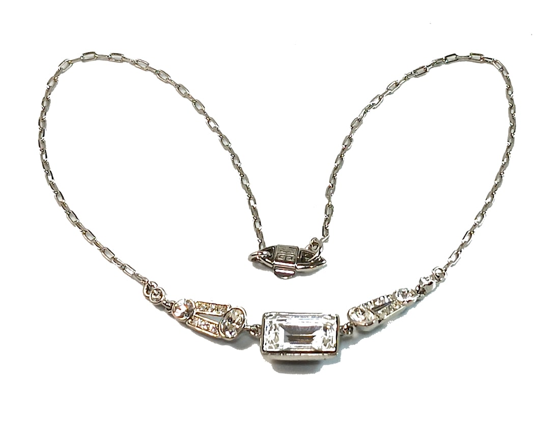 AN ELEGANT VINTAGE NECKLACE BY FRENCH DESIGNER GIVENCHY (1 of 4)