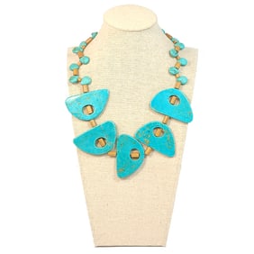 AN EXQUISITE SOUTHWESTERN TURQUOISE AND WOOD NECKLACE