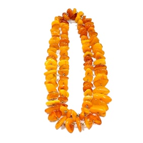 A STUNNING BALTIC BUTTERSCOTCH AMBER NECKLACE 32" LONG 36 GRAMS