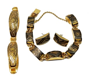 A SUPERB VINTAGE DAMASCENE LOT OF 2 BRACELETS AND A PAIR OF EARRINGS