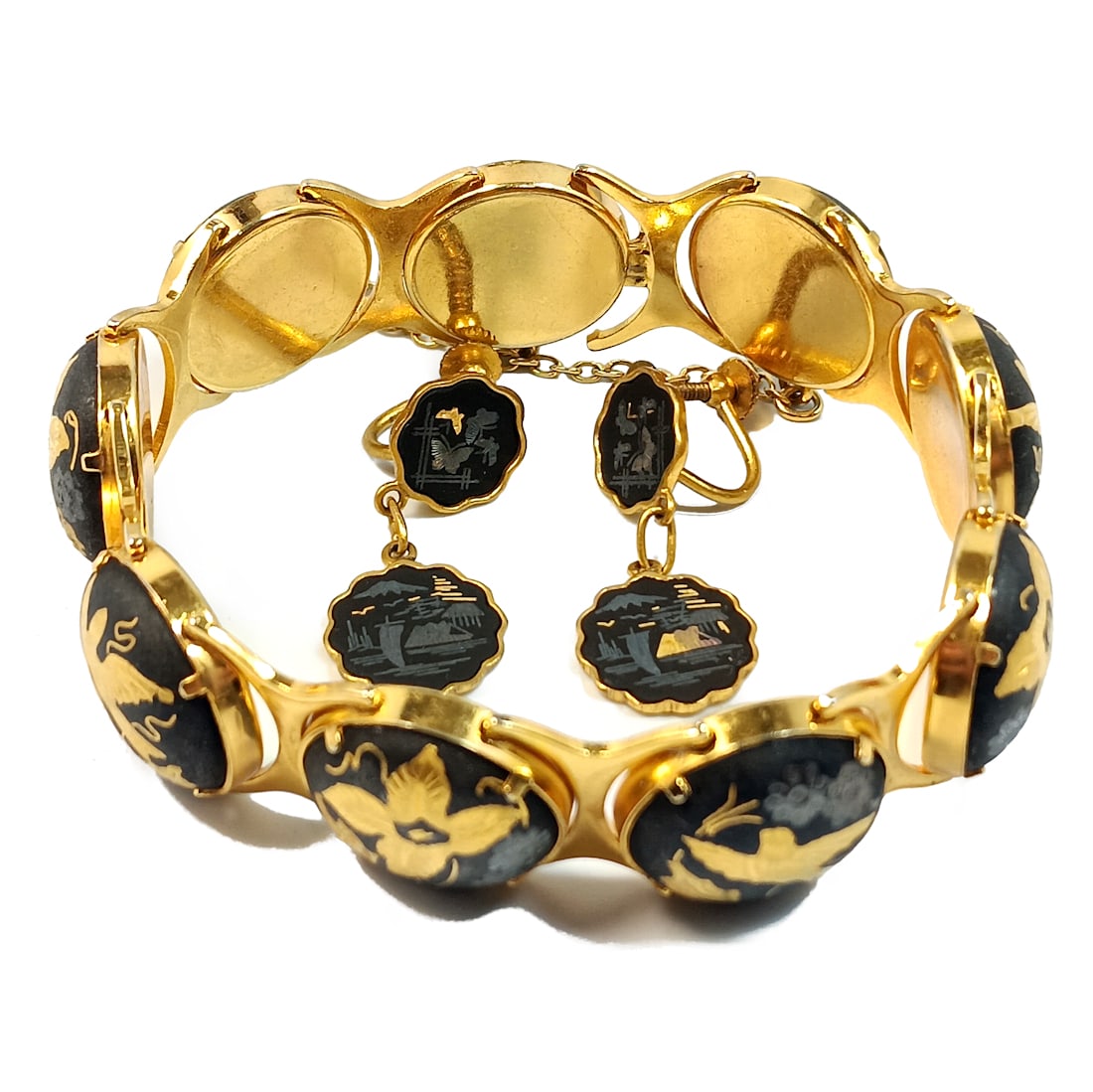 A WONDERFUL VINTAGE DAMASCENE SET BRACELET EARRINGS: THIS LOT FEATURES A WONDERFUL DAMASCENE SET OF A BRACELET 2.25" IN DIAMETER AND A PAIR OF EARRINGS. WE COMBINE/PROVIDE IN-HOUSE SHIPPING.