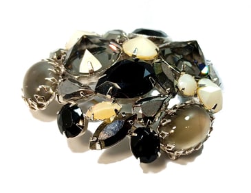 A LARGE AND FABULOUS VINTAGE UNSIGNED SCHREINER BROOCH