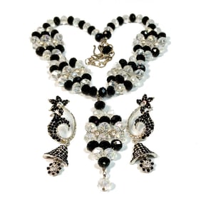 A FABULOUS VINTAGE CRYSTAL NECKLACE WITH MATCHED EARRINGS