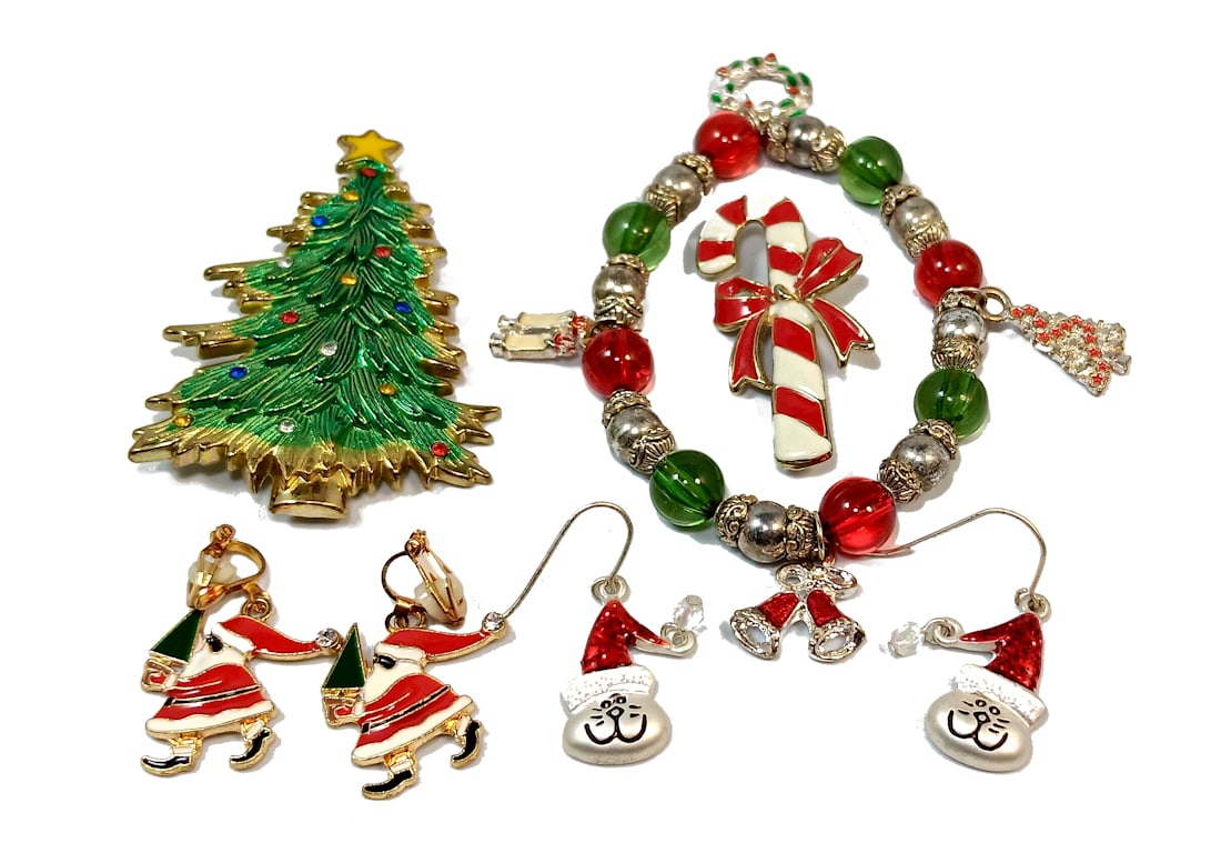 A LOT OF BEAUTIFUL CHRISTMAS JEWELRY (1 of 2)