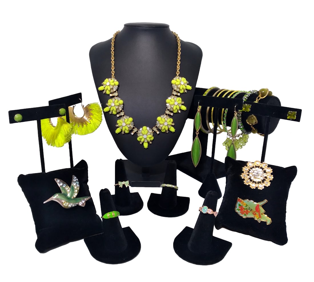 BEAUTIFUL LARGE COSTUME JEWELRY LOT NECKLACE BRACELET EARRINGS RING BROOCH (1 of 2)