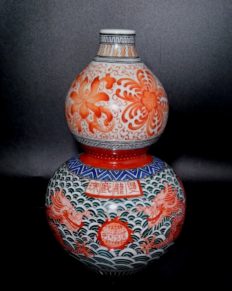 FINE CHINESE WUCAI VASE GOURD IMPERIAL DRAGON: THE FINE DOUBLE GOURD CHINESE PORCELAIN VASE FEATURES A 5 CLAWED DRAGON AND MUCH OTHER DETAIL. IT IS 9.25 INCHES TALL. WE PROVIDE/COMBINE IN-HOUSE SHIPPING.