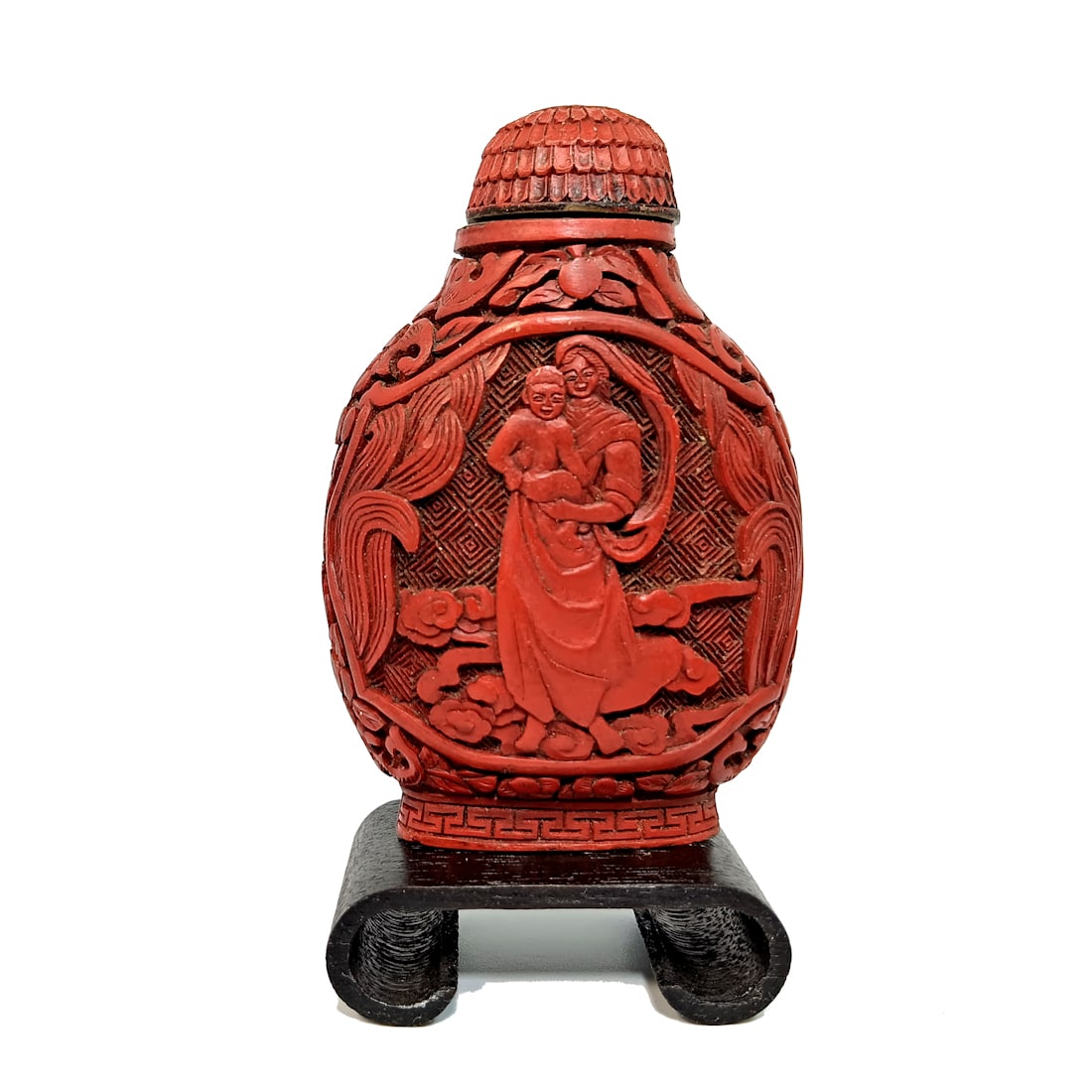BEAUTIFUL CHINESE CINNABAR SNUFF BOTTLE EUROPEAN SUBJECT (1 of 8)