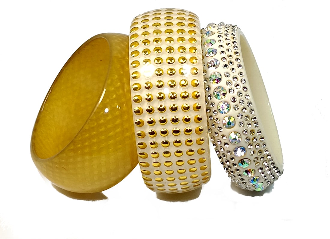 A LOT OF 3 IMPRESSIVE VINTAGE LUCITE BANGLE (1 of 4)