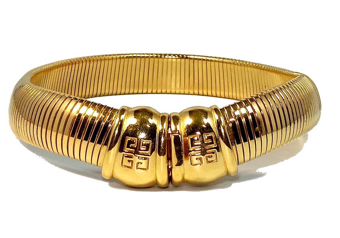 A FABULOUS VINTAGE GIVENCHY STATEMENT NECKLACE: OFFERED HERE IS A FABULOUS VINTAGE GIVENCHY STATEMENT NECKLACE. IT IS QUITE SUBSTANTIAL AND VERY ELEGANT. THE CONDITION IS EXCELLENT. THE GIVENCHY LOGO IS BEAUTIFULLY DISPLAYED ON THE CLASP, WHICH CAN