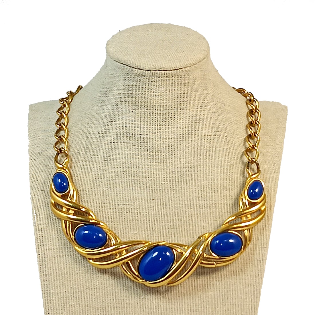 A VINTAGE MONET STATEMENT NECKLACE: OFFERED HERE IS A VINTAGE MONET STATEMENT NECKLACE. IT IS 16-20" LONG. WE PROVIDE/COMBINE IN-HOUSE SHIPPING.