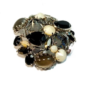 A LARGE AND FABULOUS VINTAGE UNSIGNED SCHREINER BROOCH