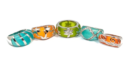 A LOT OF 5 BEAUTIFUL GLASS AND RHODIUM RINGS