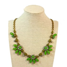 AN ELEGANT RHINESTONE STATEMENT NECKLACE BY J. CREW IN GREEN TONES