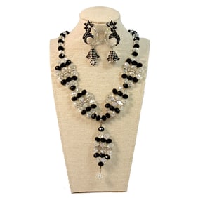 LOT OF A VINTAGE CRYSTAL NECKLACE WITH MATCHED EARRINGS