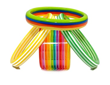 A VINTAGE LOT OF 4 LAMINATED LUCITE BRACELET