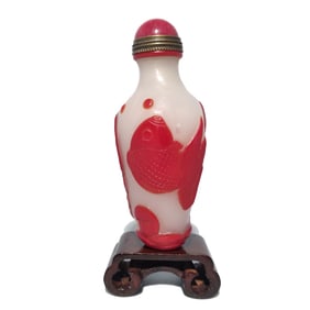 SUPERB CHINESE PEKING GLASS SNUFF BOTTLE KOI FISH WAVES