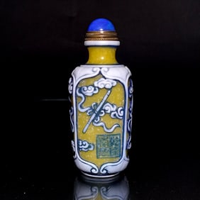 FINE CHINESE YELLOW PEKING GLASS SNUFF BOTTLE QIANLONG SEAL