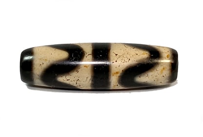 A FINE SINO-TIBETAN AGATE DZI BEAD TIGER TOOTH PATTERN 47MM