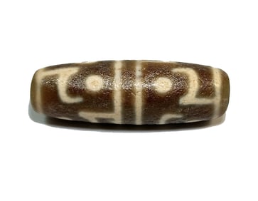 A FINE SINO-TIBETAN AGATE DZI BEAD 8 EYES TIGER CLAW 42MM