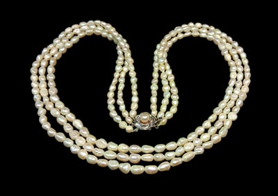 A VINTAGE JAPANESE KESSHI PEARL NECKLACE