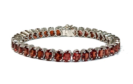 A BEAUTIFUL GARNET BRACELET 7" LONG