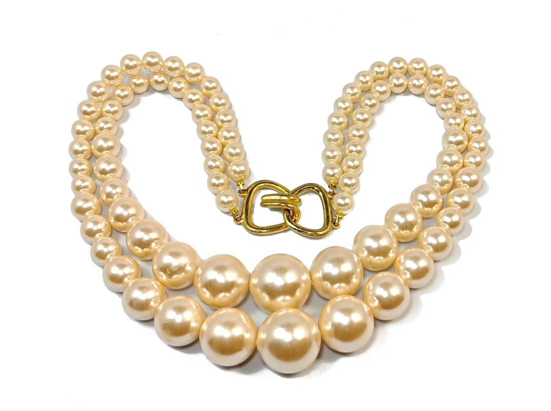 A HIGH-END VINTAGE FAUX PEARL CHOKER NECKLACE 16": OFFERED HERE IS A HIGH-END VINTAGE FAUX PEARL CHOKER NECKLACE. THE LARGEST PEARLS ARE 18MM IN SIZE. THEY DISPLAY CREAMY OFF WHITE NACRE. THE WEARABLE LENGTH IS 16". WE OFFER IN-HOUSE/COMBINED SHIPPING