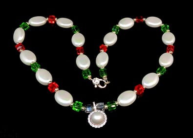 A  VINTAGE FAUX PEARL  AND CRYSTAL NECKLACE