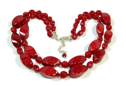 A BEAUTIFUL RED JADEITE NECKLACE 17.5"
