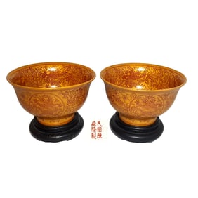 A FINE PAIR OF CHINESE PORCELAIN YELLOW BOWLS IMPERIAL DRAGON