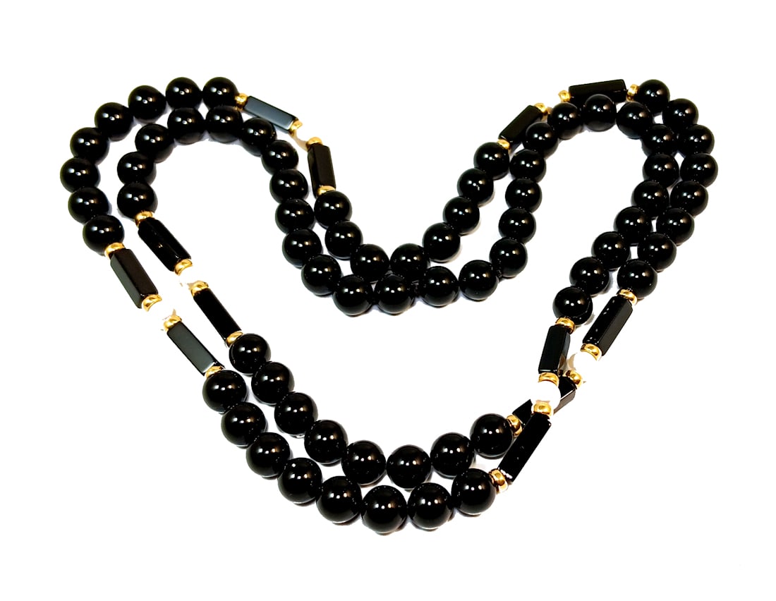 AN ELEGANT VINTAGE ONYX AND JAPANESE AKOYA PEARL NECKLACE 30": OFFERED HERE IS AN ELEGANT VINTAGE ONYX AND JAPANESE AKOYA PEARL NECKLACE. THE WEARABLE LENGTH IS 30". THE ONYX BEADS ARE ABOUT 8 MM WIDE. WE OFFER IN-HOUSE/COMBINED SHIPPING FOR YOUR CONVENIENCE.