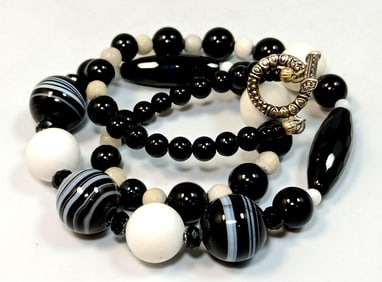 A STUNNING NECKLACE ONYX BANDED AGATE SARDONYX 20"