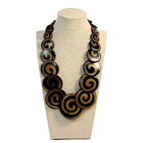 SUPERB STATEMENT NECKLACE IN PAINTED HORN 18"