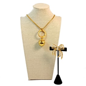 A NECKLACE AND BROOCH BY DESIGNER ANNE KLEIN