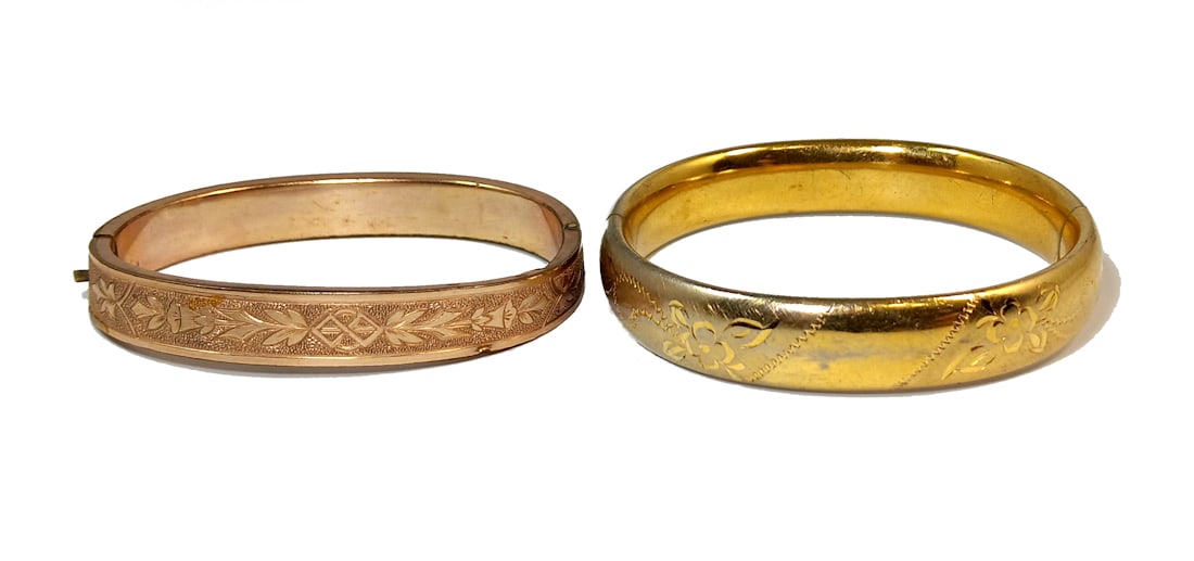 LOT OF 2 ANTIQUE GOLD FILLED BANGLES 34 GRAMS: OFFERED HERE IS A LOT OF TWO ANTIQUE GOLD FILLED BANGLES, WEIGHING A TOTAL WEIGHT OF 34 GRAMS. THE INNER DIAMETER AT WIDEST POINT IS 2.4". WE PROVIDE/COMBINE IN-HOUSE SHIPPING.