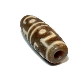 A FINE SINO-TIBETAN AGATE DZI BEAD 8 EYES TIGER CLAW 42MM