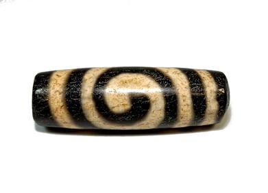A FINE SINO-TIBETAN AGATE DZI 41MM SPIRAL PATTERN